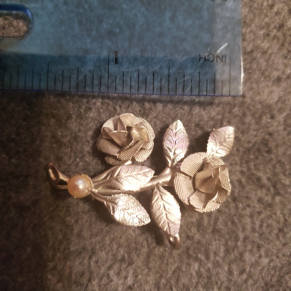 Silvertone rose pin/pendant